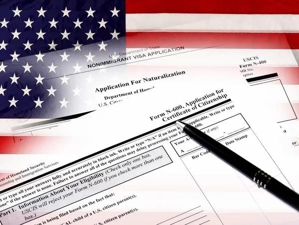 Formularios de naturalización e inmigración con bandera americana